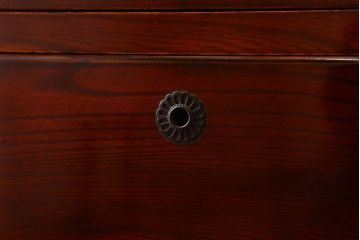 アンティーク家具　和製アンティーク　漆塗り!前面欅材の三段重ね時代箪笥