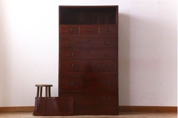 アンティーク家具　和製アンティーク　漆塗り!前面欅材の三段重ね時代箪笥
