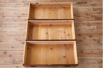 アンティーク家具　和製アンティーク　漆塗り!前面欅材の三段重ね時代箪笥