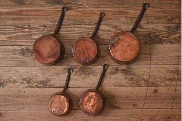 アンティーク雑貨　ヨーロッパビンテージ　銅製　シャビーな片手鍋5つセット