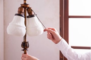 イギリスアンティーク　アイアン製の高級フロアスタンドライト