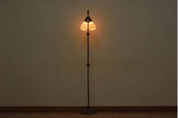 イギリスアンティーク　アイアン製の高級フロアスタンドライト