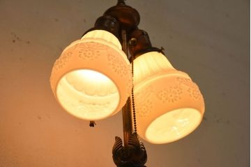 イギリスアンティーク　アイアン製の高級フロアスタンドライト