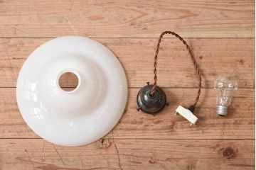 昭和レトロ　白いガラス　古い天井照明(電笠照明)(2)