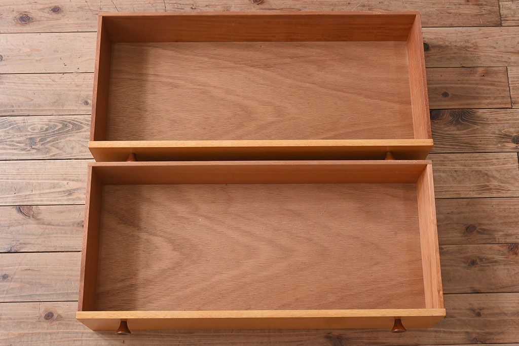 中古　ビンテージ　ベルギー製　脚付きチェスト