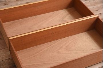 中古　ビンテージ　ベルギー製　脚付きチェスト