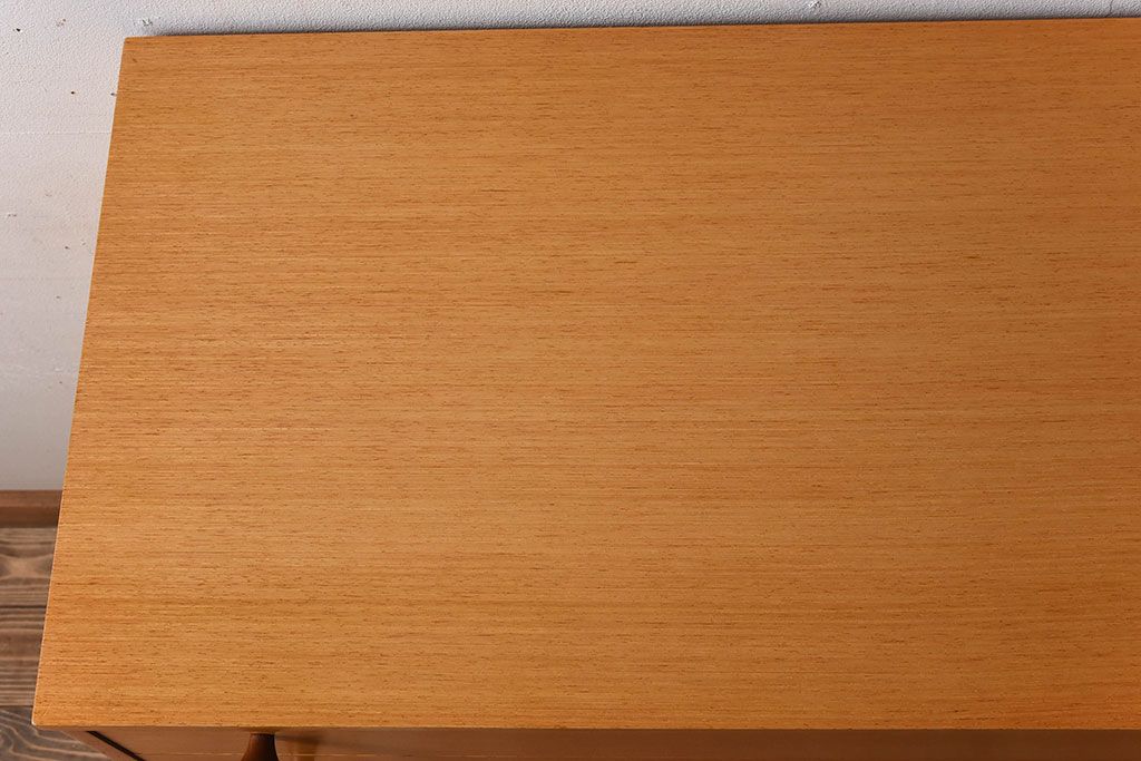 中古　ビンテージ　ベルギー製　脚付きチェスト