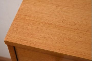 中古　ビンテージ　ベルギー製　脚付きチェスト