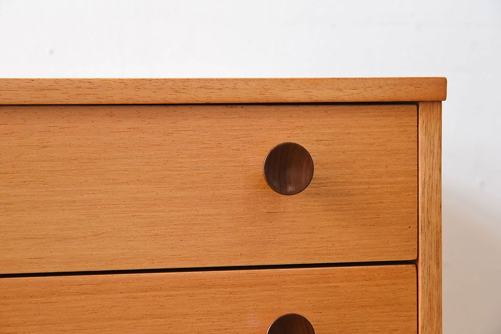 中古　ビンテージ　ベルギー製　脚付きチェスト