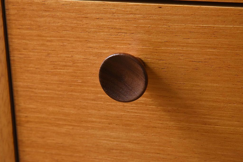 中古　ビンテージ　ベルギー製　脚付きチェスト