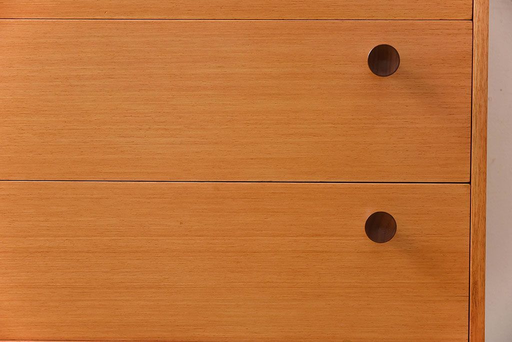 中古　ビンテージ　ベルギー製　脚付きチェスト