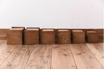 アンティーク雑貨　イギリスアンティーク　飾り棚付き!木製キャ二スター6点セット