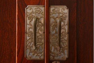 アンティーク家具　和製アンティーク　漆塗り!前面欅材の衣装盆付き観音箪笥