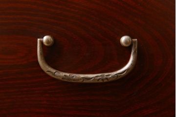 アンティーク家具　和製アンティーク　漆塗り!前面欅材の衣装盆付き観音箪笥