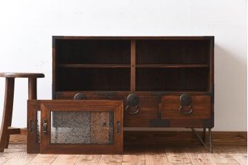 アンティーク家具　結霜ガラス引き戸　丸金具　鉄脚付きローボード