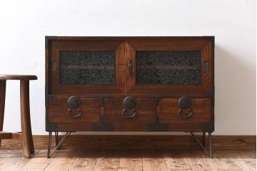 アンティーク家具　結霜ガラス引き戸　丸金具　鉄脚付きローボード