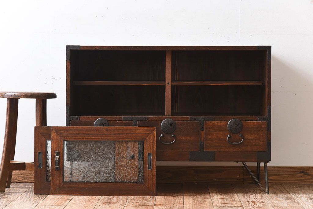 アンティーク家具　結霜ガラス引き戸　丸金具　鉄脚付きローボード