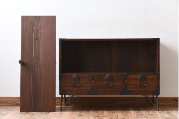 アンティーク家具　結霜ガラス引き戸　丸金具　鉄脚付きローボード