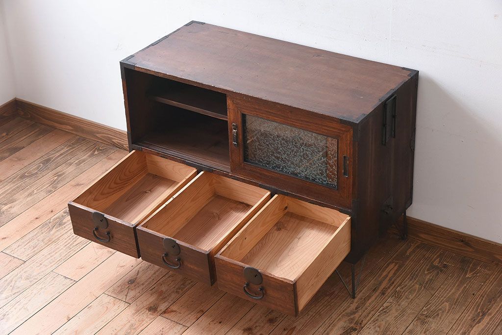 アンティーク家具　結霜ガラス引き戸　丸金具　鉄脚付きローボード