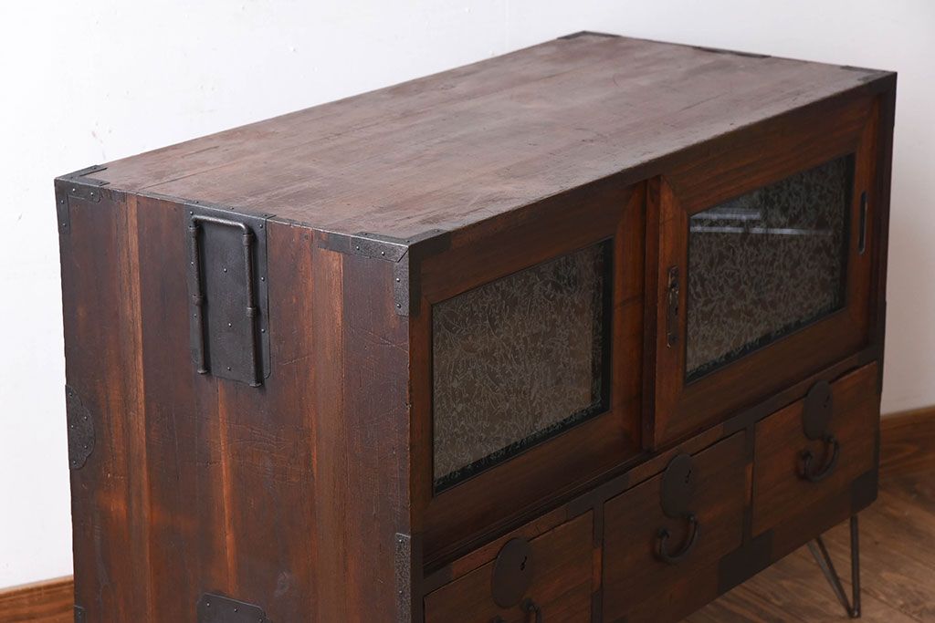 アンティーク家具　結霜ガラス引き戸　丸金具　鉄脚付きローボード