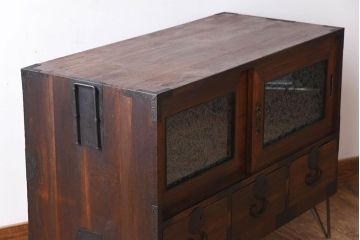 アンティーク家具　結霜ガラス引き戸　丸金具　鉄脚付きローボード