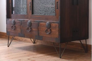 アンティーク家具　結霜ガラス引き戸　丸金具　鉄脚付きローボード