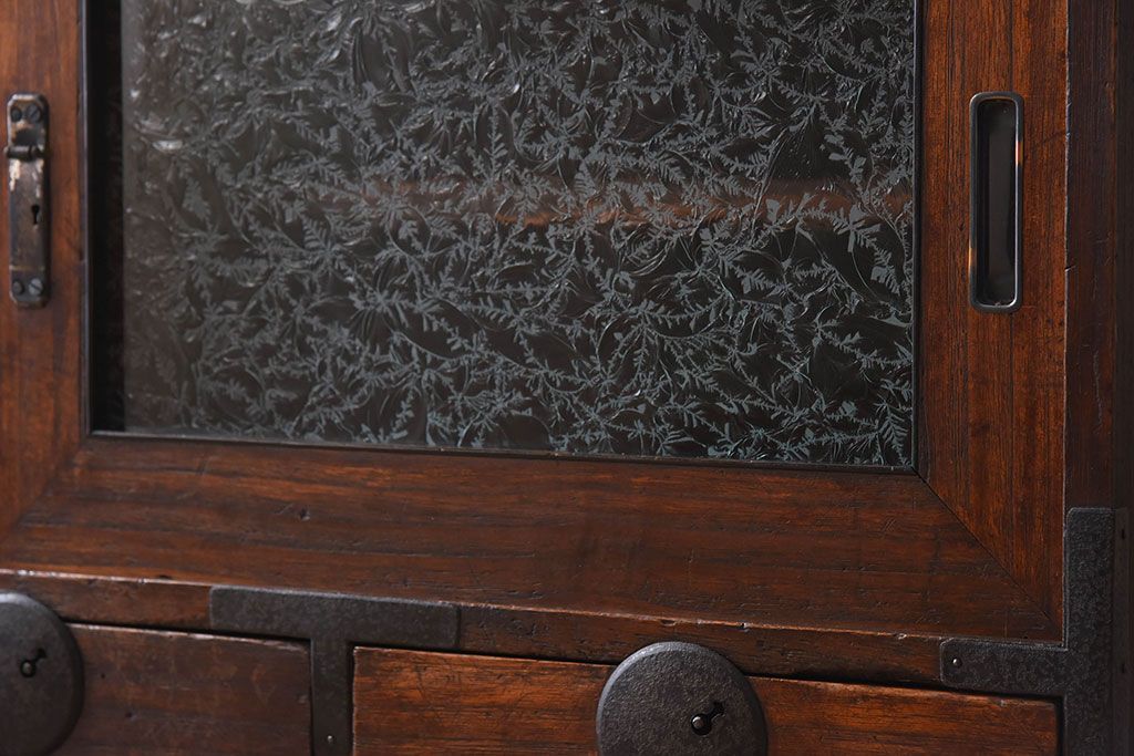 アンティーク家具　結霜ガラス引き戸　丸金具　鉄脚付きローボード