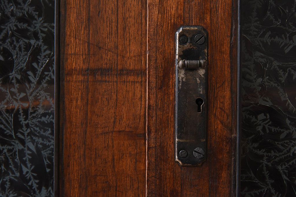 アンティーク家具　結霜ガラス引き戸　丸金具　鉄脚付きローボード