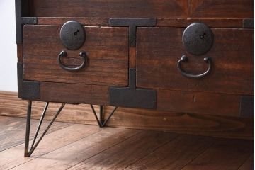 アンティーク家具　結霜ガラス引き戸　丸金具　鉄脚付きローボード