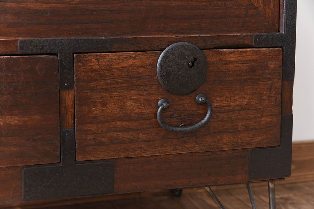 アンティーク家具　結霜ガラス引き戸　丸金具　鉄脚付きローボード