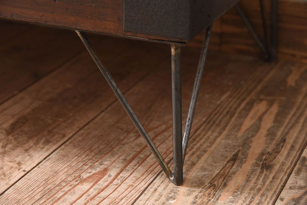 アンティーク家具　結霜ガラス引き戸　丸金具　鉄脚付きローボード