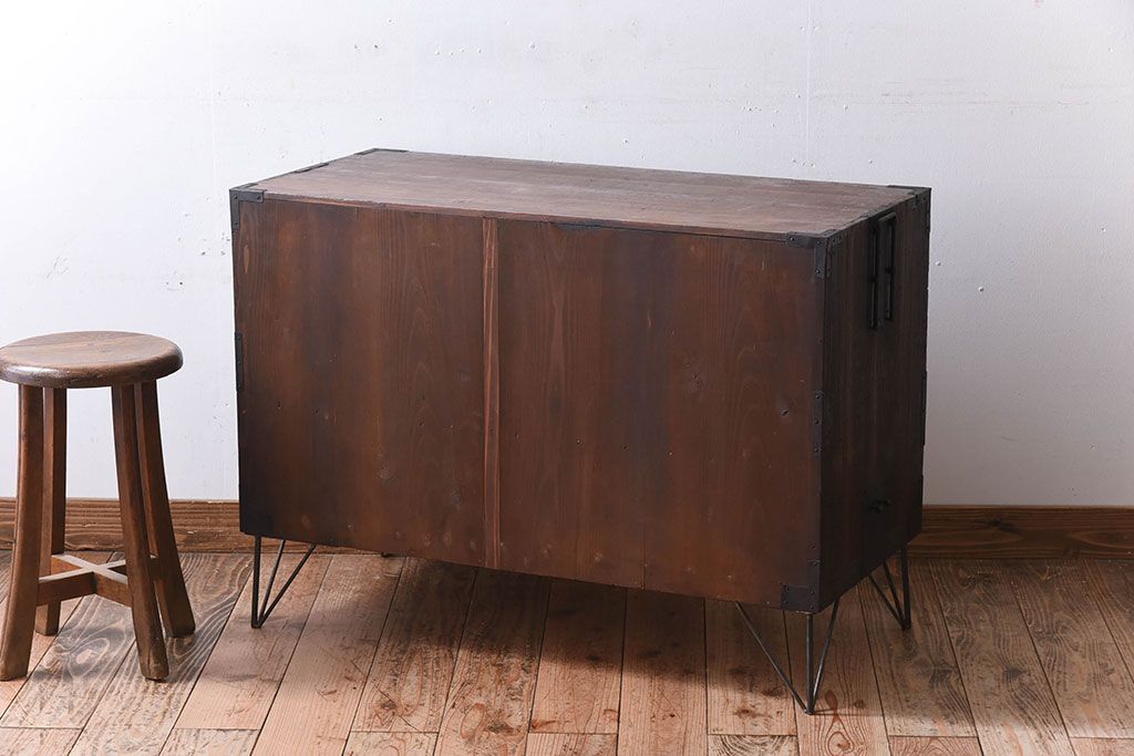 アンティーク家具　結霜ガラス引き戸　丸金具　鉄脚付きローボード