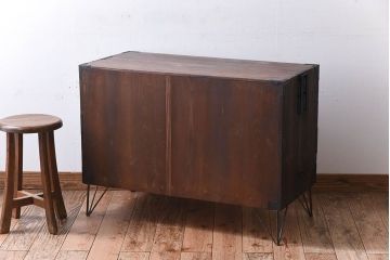 アンティーク家具　結霜ガラス引き戸　丸金具　鉄脚付きローボード