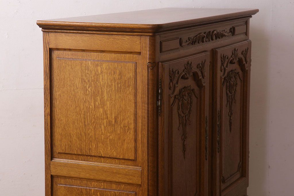 ヴィンテージ家具　フランスビンテージ　高級品　オーク材　キャビネット