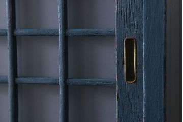 レトロ家具　昭和レトロ　レトロガラス入り!幅が狭いアンティーク食器棚(カップボード)