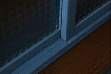 レトロ家具　昭和レトロ　レトロガラス入り!幅が狭いアンティーク食器棚(カップボード)