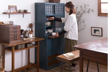 レトロ家具　昭和レトロ　レトロガラス入り!幅が狭いアンティーク食器棚(カップボード)