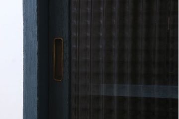 レトロ家具　昭和レトロ　レトロガラス入り!幅が狭いアンティーク食器棚(カップボード)