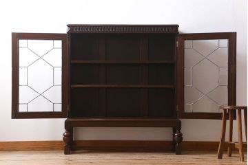 アンティーク家具　イギリスアンティーク　ステンドグラス扉のブルボーズレッグ本箱(ブックケース・収納棚)(2)