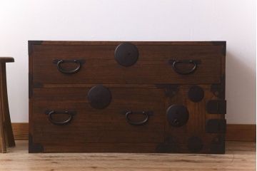 アンティーク家具　和製アンティーク　前面桐材!シンプルな丸金具の時代箪笥ローボード(衣装箪笥)