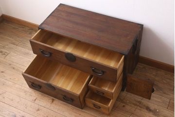 アンティーク家具　和製アンティーク　前面桐材!シンプルな丸金具の時代箪笥ローボード(衣装箪笥)