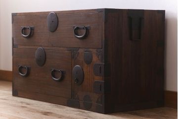 アンティーク家具　和製アンティーク　前面桐材!シンプルな丸金具の時代箪笥ローボード(衣装箪笥)