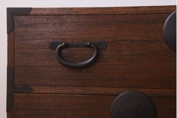 アンティーク家具　和製アンティーク　前面桐材!シンプルな丸金具の時代箪笥ローボード(衣装箪笥)