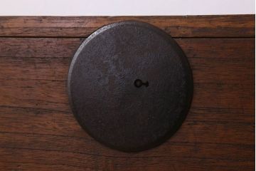 アンティーク家具　和製アンティーク　前面桐材!シンプルな丸金具の時代箪笥ローボード(衣装箪笥)