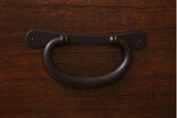 アンティーク家具　和製アンティーク　前面桐材!シンプルな丸金具の時代箪笥ローボード(衣装箪笥)