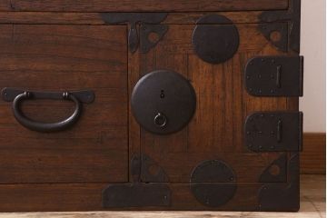 アンティーク家具　和製アンティーク　前面桐材!シンプルな丸金具の時代箪笥ローボード(衣装箪笥)