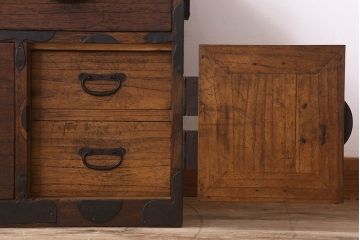 アンティーク家具　和製アンティーク　前面桐材!シンプルな丸金具の時代箪笥ローボード(衣装箪笥)