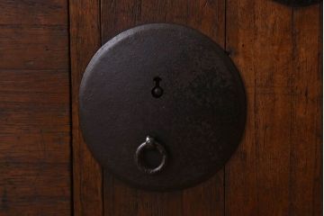 アンティーク家具　和製アンティーク　前面桐材!シンプルな丸金具の時代箪笥ローボード(衣装箪笥)
