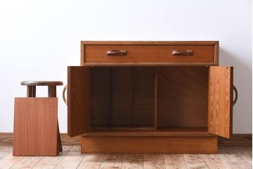 ヴィンテージ家具　G-PLAN(ジープラン)　北欧ビンテージ　チーク材　サイドキャビネット