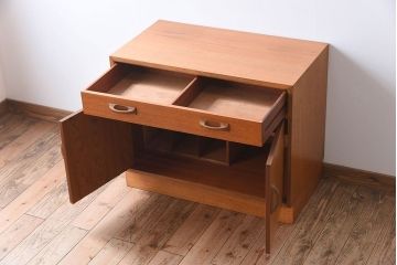 ヴィンテージ家具　G-PLAN(ジープラン)　北欧ビンテージ　チーク材　サイドキャビネット